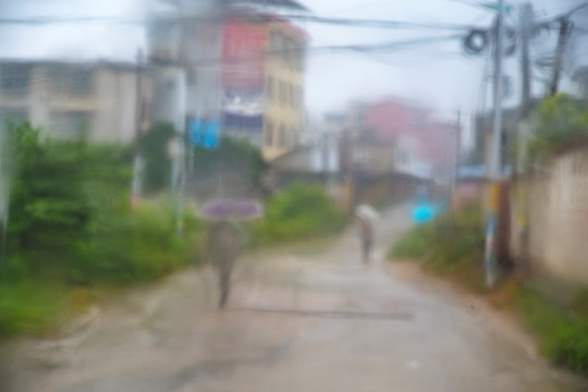 雨中行人