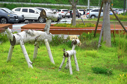城市花园原生态小狗木雕