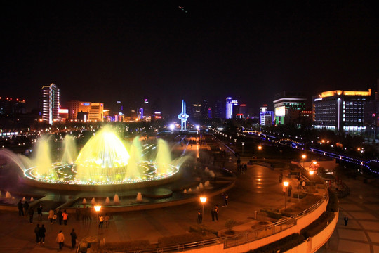 夜晚的济南泉城广场