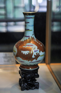 龙纹瓷瓶