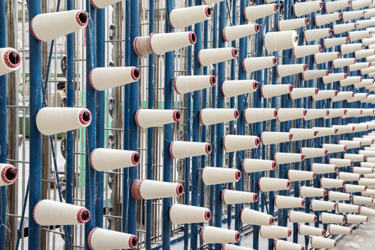 纺织厂整齐排列的棉纱