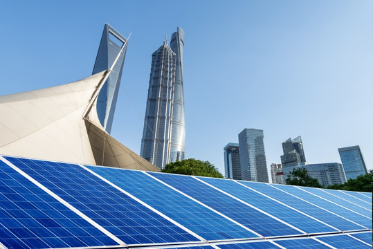 现代城市景观和太阳能发电面板