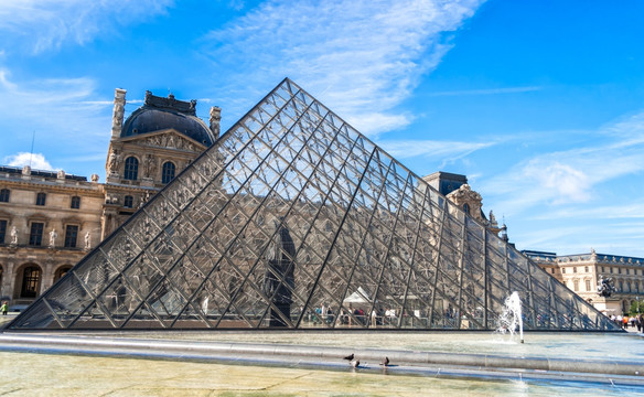 巴黎卢浮宫玻璃金字塔