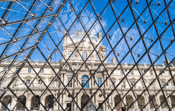 巴黎卢浮宫玻璃金字塔