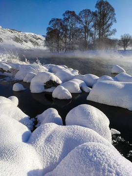 冰雪覆盖不冻河