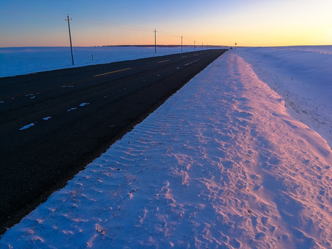 冬季傍晚积雪公路