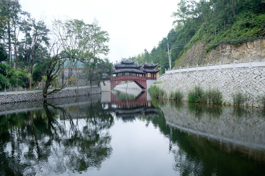 湖面桥梁