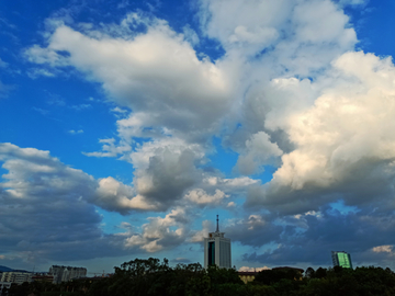 蓝天白云城市风光