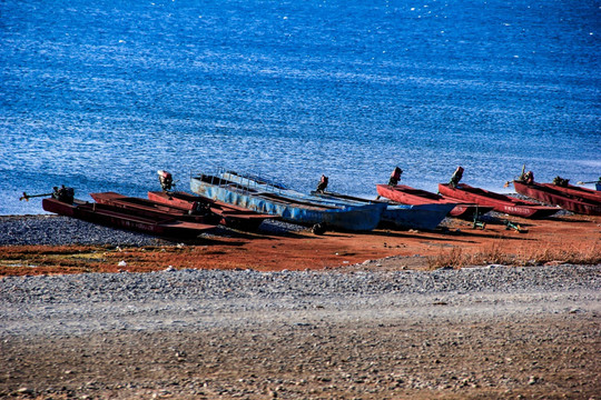 赛里木湖渔船