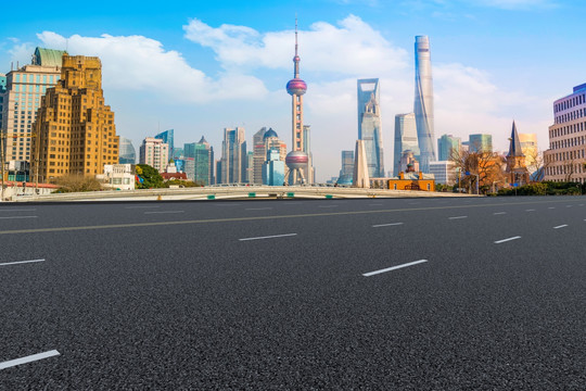 上海高楼大厦和沥青柏油马路