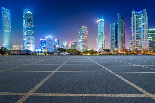 上海柏油高速公路和摩天大楼夜景