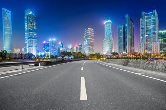 上海沥青高速公路和摩天大楼夜景