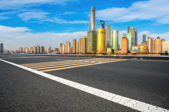上海沥青路面高速公路和摩天大楼