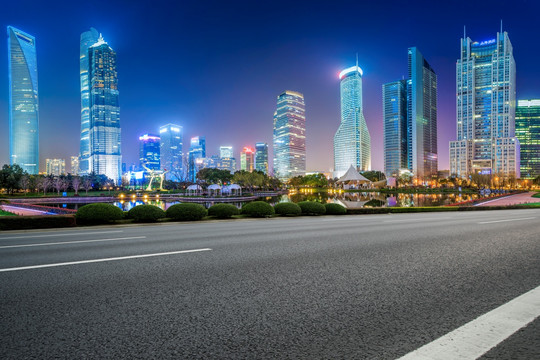 上海金融区建筑和柏油高速公路