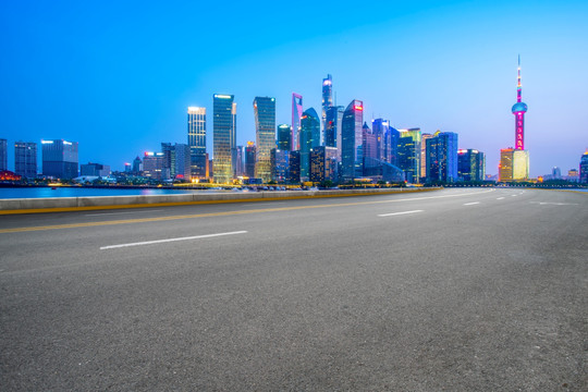 上海金融区建筑和柏油高速公路