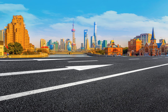 上海沥青柏油马路和金融区建筑群