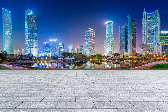 上海摩天大楼夜景和地砖路面
