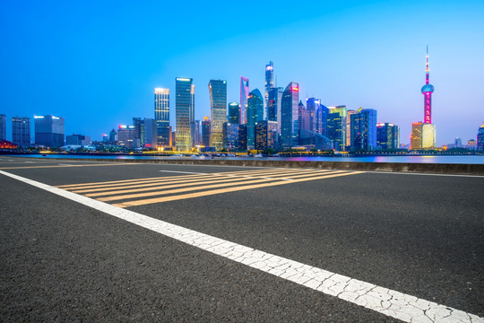 上海摩天大楼夜景和沥青高速公路