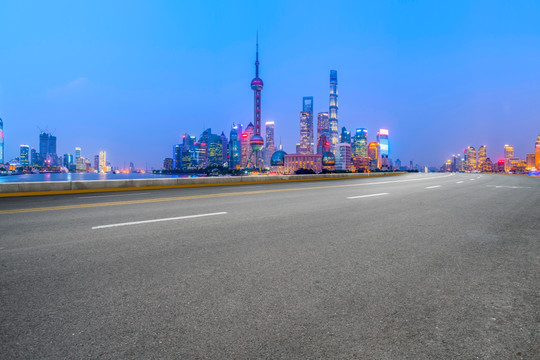 上海摩天大楼夜景和沥青高速公路