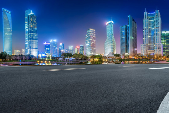 上海摩天大楼夜景和沥青高速公路