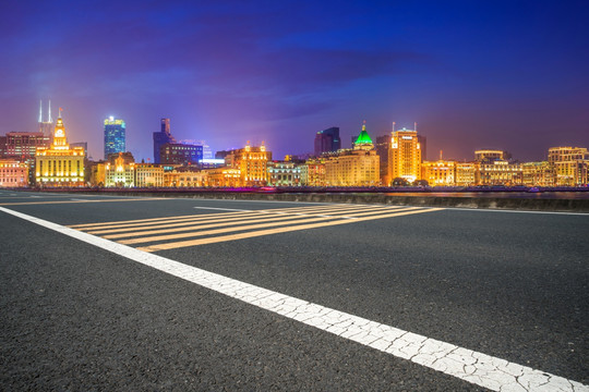 上海现代建筑群夜景和沥青高速路