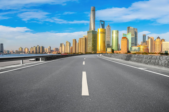 上海高速公路和现代金融区建筑群