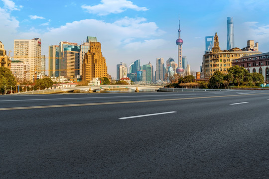 上海摩天大楼和柏油马路天际线