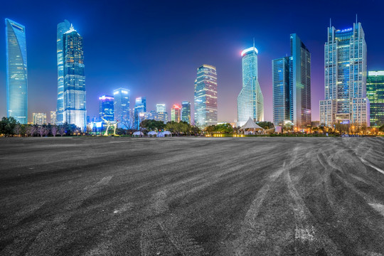 上海摩天大楼夜景和柏油马路