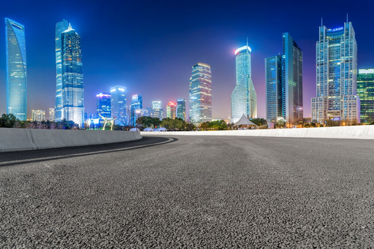 上海金融区建筑夜景和沥青路面