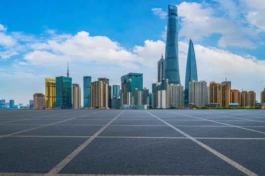 柏油地面和上海摩天大楼天际线