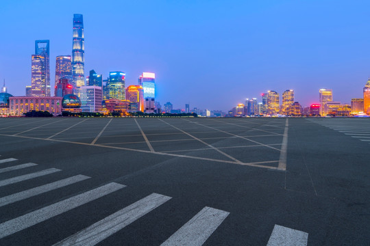 沥青地面和上海摩天大楼天际线