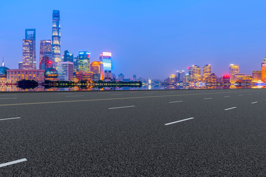 柏油马路和上海现代高端建筑群