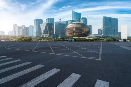 道路地面和杭州现代建筑群