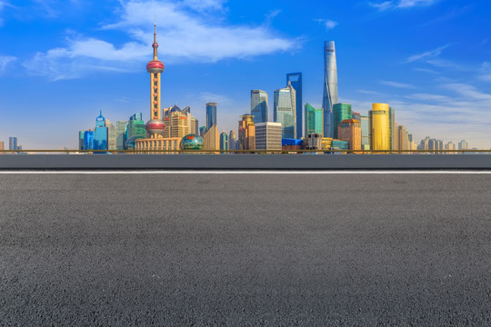 沥青路面和上海摩天大楼天际线