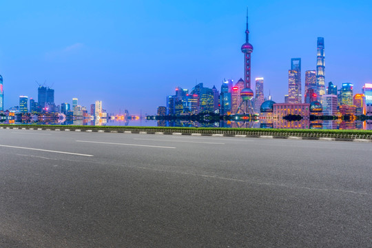 柏油马路和上海陆家嘴金融建筑群