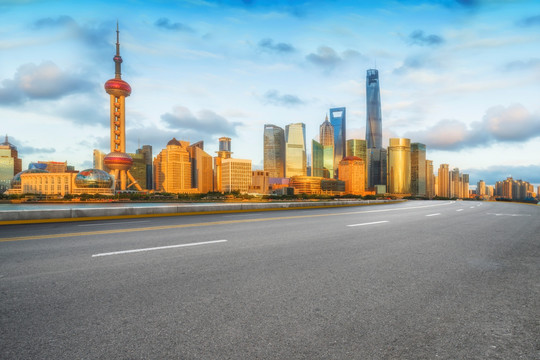 沥青路面和上海摩天大楼天际线