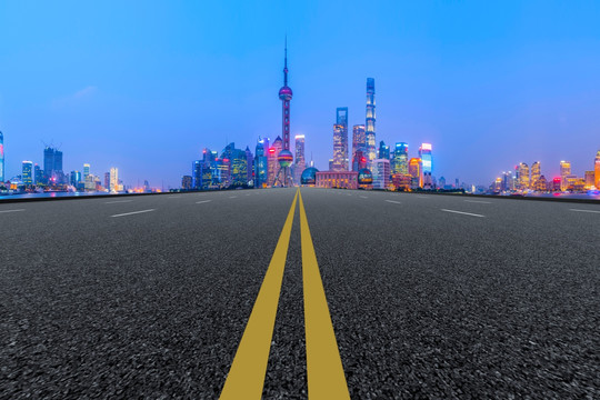 道路路面和上海摩天大楼天际线