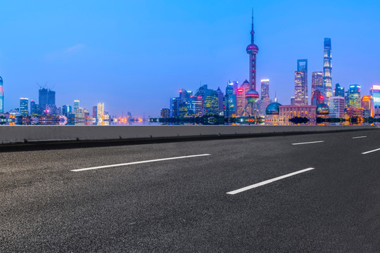 沥青路面和上海现代建筑群