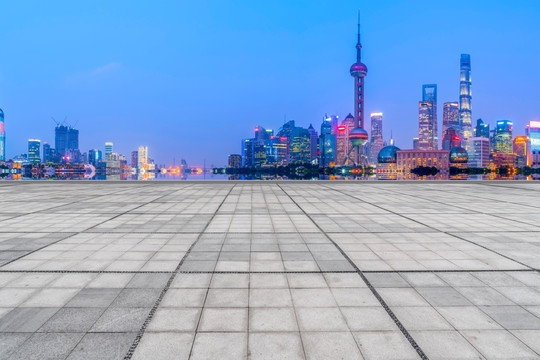 地砖路面和上海摩天大楼天际线