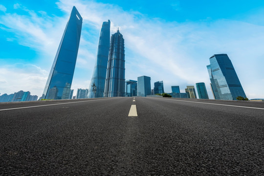 道路地面和上海现代建筑天际线