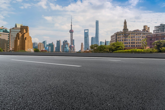 柏油马路和上海摩天大楼