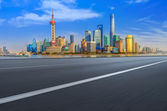 道路地面和上海城市建筑天际线