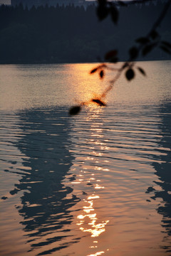 湖泊夕阳美景
