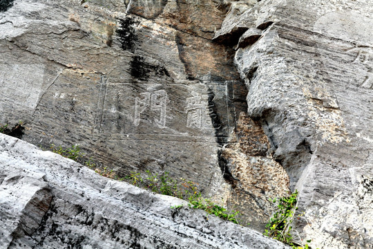 龙门石窟崖壁