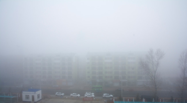 雾中小镇