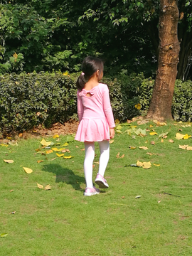公园里的小女孩