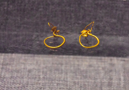 明代双花金耳环