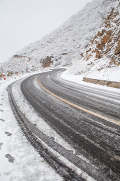 雪后结冰的公路