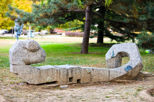 北京城市雕塑画蛇添足周旋雕塑