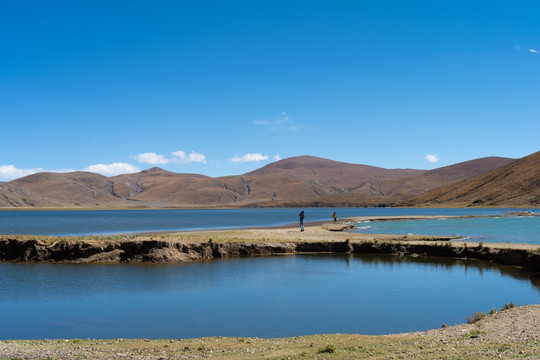 西藏拉孜县的一个双色湖048